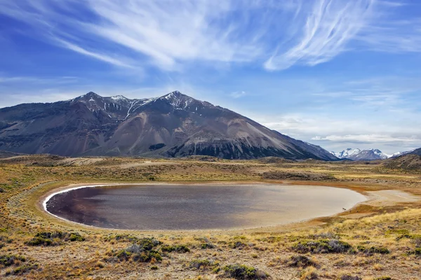 Bir dağa vadide şirin oval göl — Stok fotoğraf