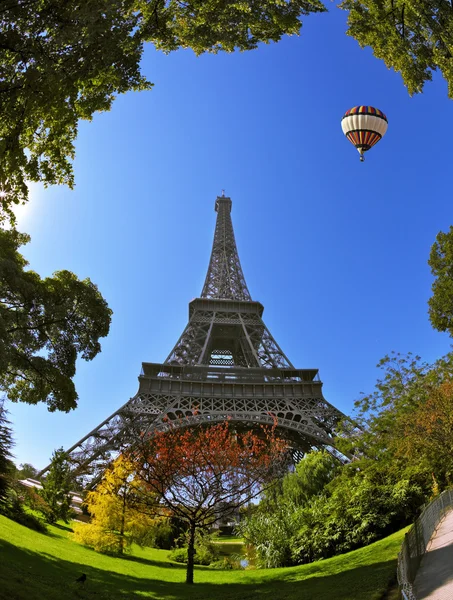 In the sky floats giant balloon — Stock Photo, Image