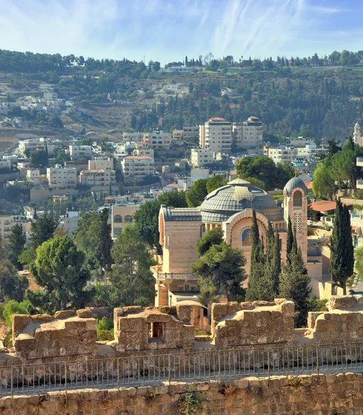 Στον τοίχο είναι περιφραγμένη διαδρομή για περιπάτους — Φωτογραφία Αρχείου