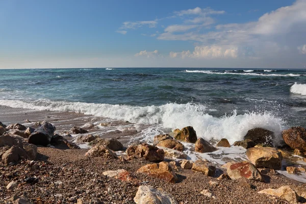 Surfe de mar de costa Mar Mediterrâneo — Fotografia de Stock