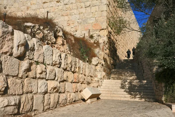 Két vallásos zsidók fel az ősi kő — Stock Fotó