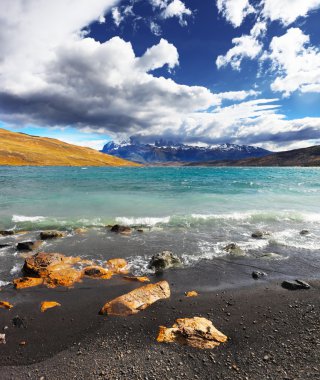  siyah kum plaj dalgalar ile sular altında olduğunu.