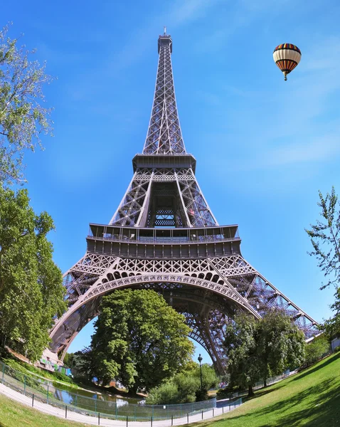 In next to the tower floats giant balloon — Stock Photo, Image