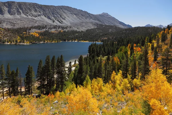 Un lago con acqua turchese e blu — Foto Stock