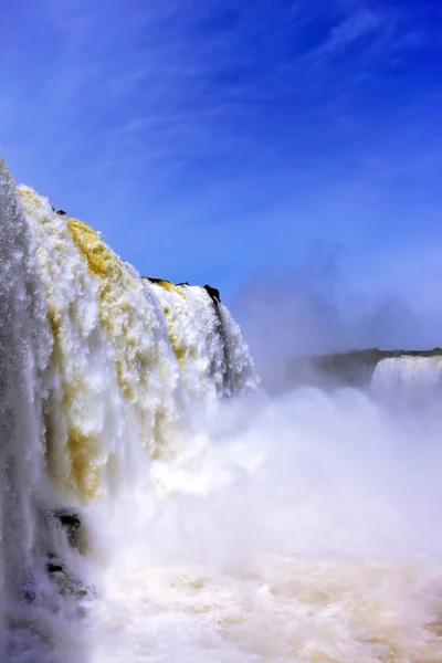 Brume blanche sur l'eau — Photo