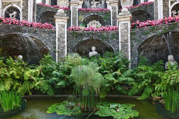 Magnificent palace, pond and fountain — Stock Photo, Image