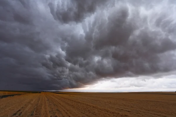 Uma enorme e terrível nuvem de tempestade — Fotografia de Stock