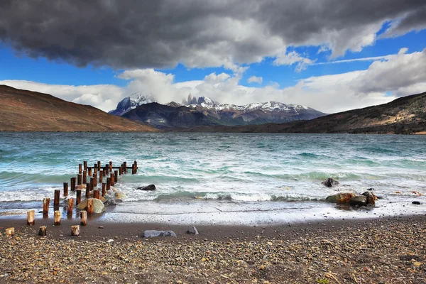 Nubes de tormenta y fuertes vientos — Foto de Stock