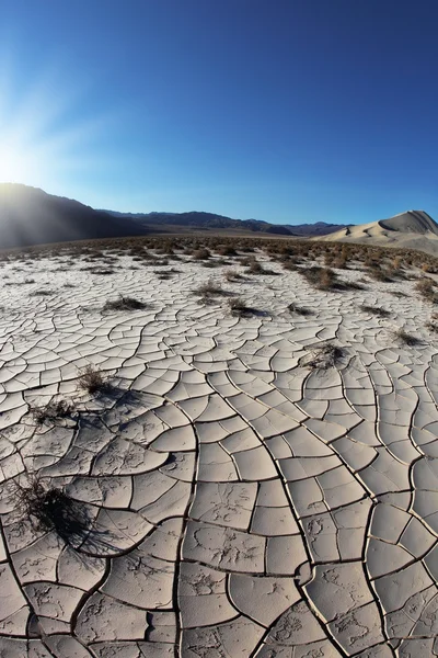 Lever de soleil dans la vallée de la mort sur un sol fissuré — Photo