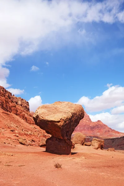 Pedra gigante "cogumelo" no deserto vermelho — Fotografia de Stock