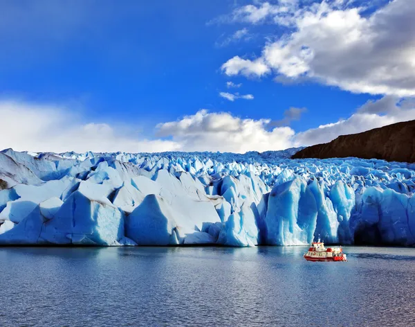 Yacht nära glaciären grå — Stockfoto