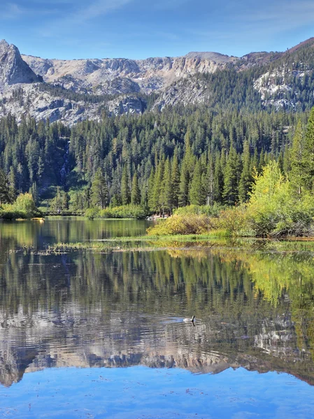 Lago nelle montagne della California — Foto Stock