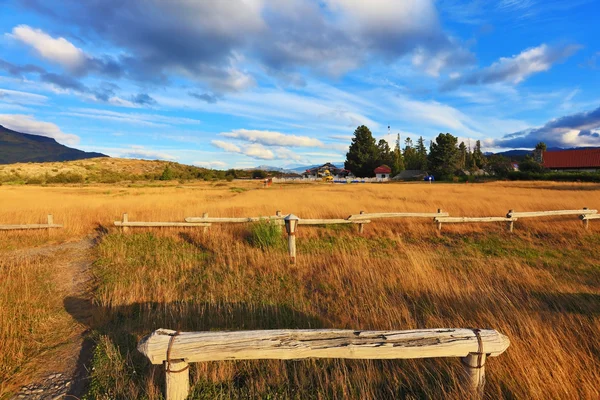 The wooden bench by the side of the road — Stock Photo, Image