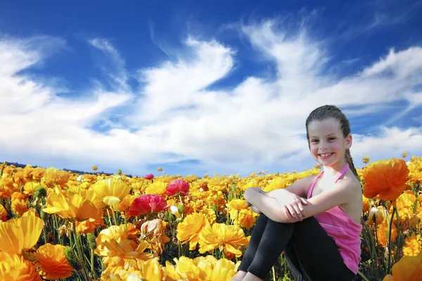Sex år gammal flicka leende i ett fält — Stockfoto