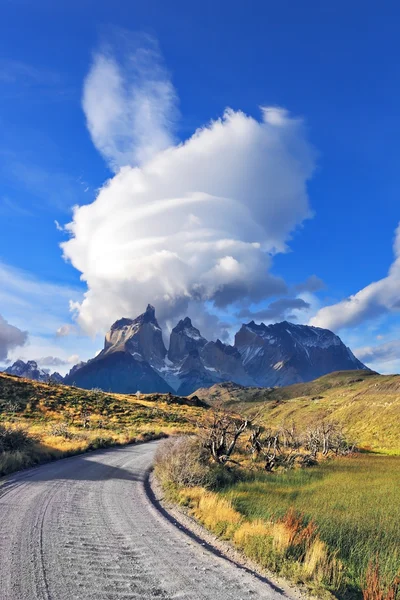 Ongelooflijke wolken boven de los kuernos — Stockfoto