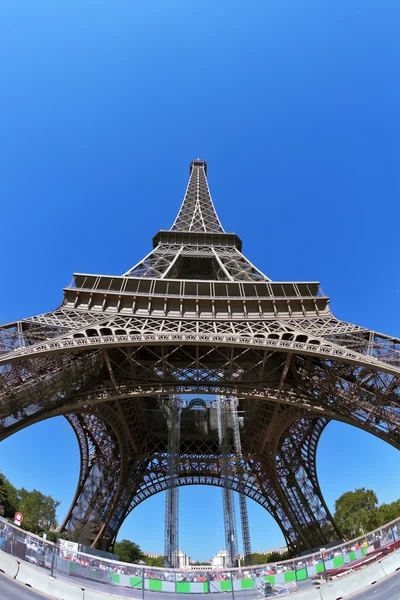 De Eiffeltoren en de heldere blauwe hemel — Stockfoto