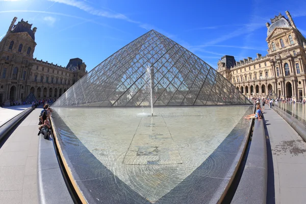 The  entrance to the Louvre — Stock Photo, Image