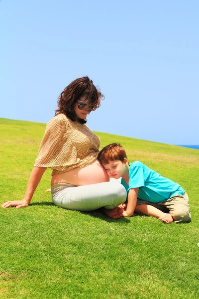 Jonge zwangere vrouw met zoon年轻孕妇和儿子 — Stockfoto