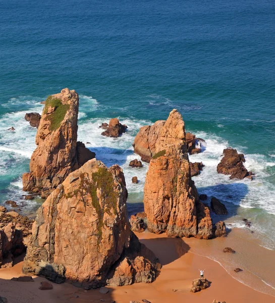 Turista encantado fica em uma das pedras — Fotografia de Stock