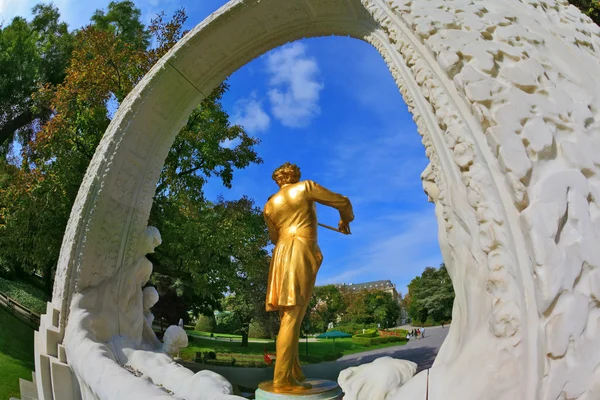 The  statue with violin — Stock Photo, Image