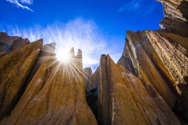 Yeni Zelanda. Gün batımı. Resimli kil tepelerde yükseldi, Clay Cliffs dar vadilerle ayrıldı. Egzotik, doğal ve fotoğraf turizmi kavramı