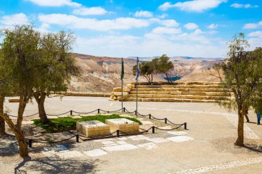 David ve Pauline Ben-Gurion 'un mezarları. Qing ve Ramat Avdat 'ın vadilerindeki manzara manzarası. Doğal bir yaylada dik bir kaya. Tarihi ve fotoğraf turizmi kavramı