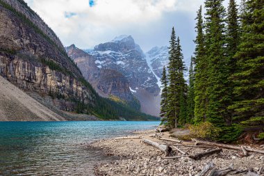 Muhteşem dağ gölü Moraine. Kanada Kayalıkları. Banff Parkı. Buzul gölü erimiş suyla beslenir ve On Tepe Vadisi 'nde yer alır.