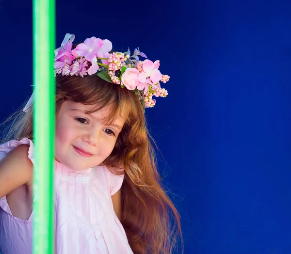 可爱的卷曲小女孩 戴着花环在操场上玩耍 快乐童年的概念 — 图库照片