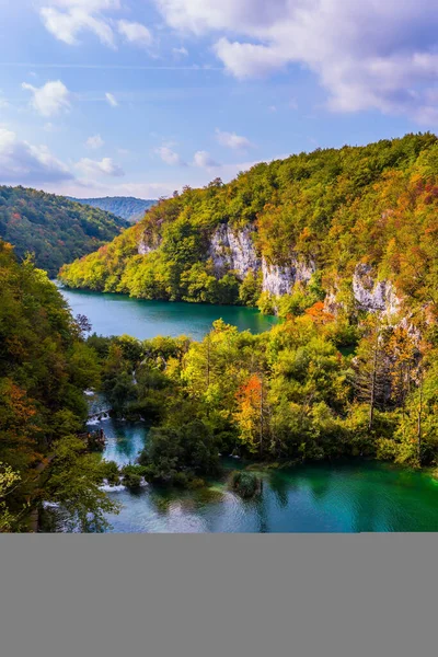 秋天的克罗地亚之行风景如画的瀑布般的湖水在高山间奔涌而下 生态旅游和积极旅游的概念 — 图库照片