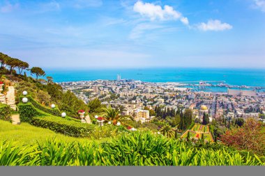 Deniz kenarında güneşli bir gün. Hayfa, İsrail. Mount Carmel 'den Haifa' nın uluslararası limanına. Akdeniz 'e İniş. 