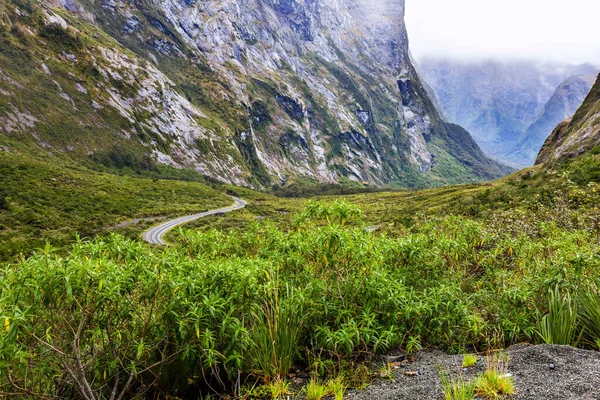 Sydön Nya Zeeland Majestätiska Branta Berg Och Kalla Klippor Moln — Stockfoto