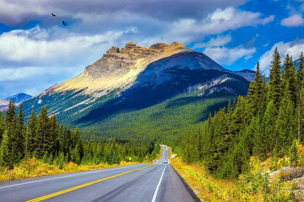 Eccellente Strada Attraversa Montagne Rocciose Canadesi Tramonto Nubi Cumulo Lussureggianti — Foto Stock