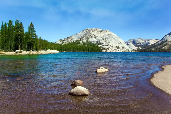 Piękna Parku Yosemite Wzdłuż Tioga Road Kamienne Plaże Otaczają Jezioro — Zdjęcie stockowe