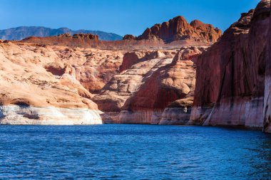 Yolcu teknesiyle harika bir yolculuk. Kırmızı kumtaşı çıkıntıları arasında mavi suyu olan devasa bir göl. Powell Gölü, ABD 'nin Colorado Nehri' nde bir rezervuardır. Etkin ve fotoğraf turizmi kavramı