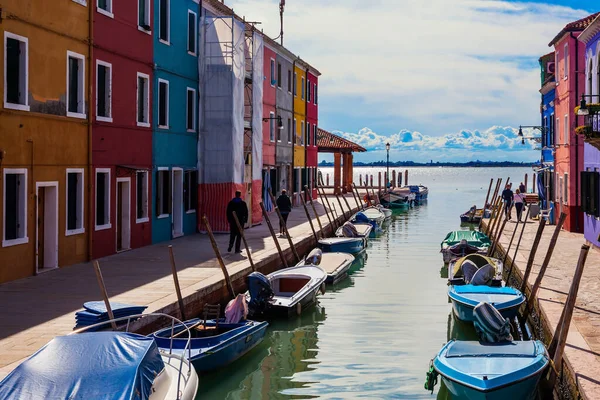 明るい色の家は運河の水に反映されます ヴェネツィアの近くのブラーノ島 文化と写真の観光の概念 — ストック写真