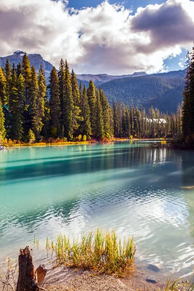 Herrlicher Smaragdsee Malerischer Riesiger See Den Kanadischen Rocky Mountains Nadelwälder — Stockfoto