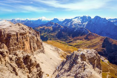 Dolomitler. Güney Tyrol 'un Alp yolu. İtalya - Avusturya. Passo-Pordoi geçidi Trento ilini Belluno ilinden ayırmaktadır. Pordoi, Dolomitlerin dağ geçididir.