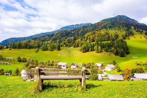 Hoş Bir Pastoral Dağ Vadisinde Yeşil Çimenler Dağ Vadisindeki Küçük — Stok fotoğraf