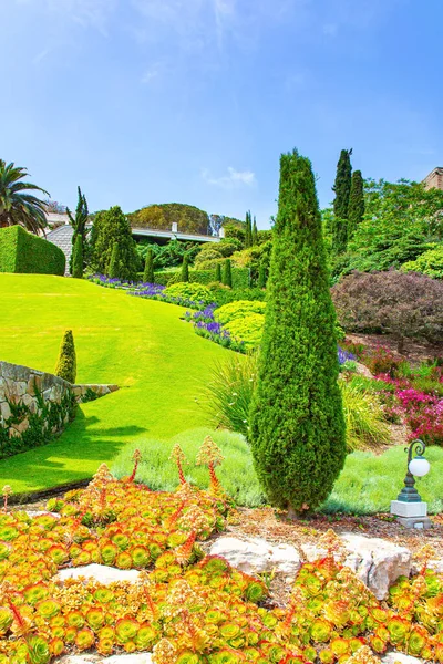 Magnifiques Jardins Colorés Des Parterres Fleurs Des Cyprès Des Pelouses — Photo