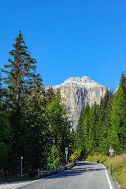 Asfalt otoyolu Alpler 'in içinden geçiyor. Avrupa. Dolomitler. Erozyon çıplak kayalıklar, dikey kayalar ve uzun vadilerle manzaralar oluşturdu.. 