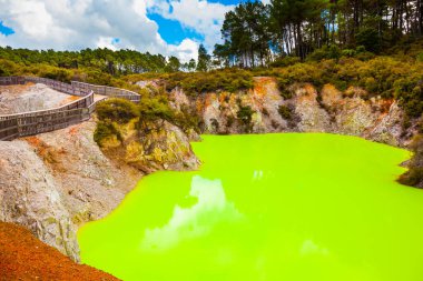Parlak yeşil suyu olan Şeytan Hamamı. Volkanik Vadi Waimangu, Wai-O-Tapu. Rotorua 'nın eşsiz jeotermal alanı. Yeni Zelanda, Kuzey Adası. Aşırı, egzotik ve fotoğraf turizmi konsepti