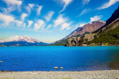 Göl kenarındaki kayalık kayalık plajlı büyük göl. Patagonya. Pampa 'lar karlı dağların etrafını sardı. Los Glaciares Arjantin 'in en güzel doğal parkı.