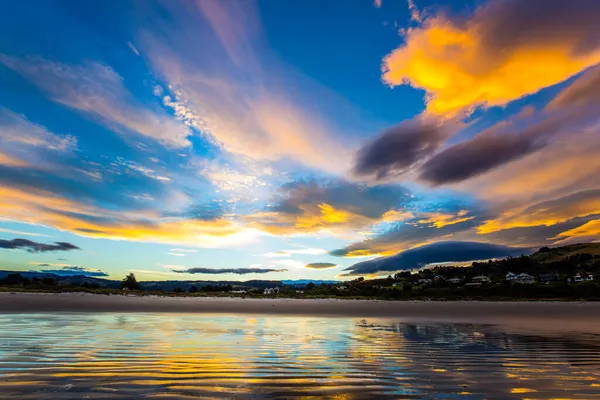 难以置信的云彩艺术摄影的艺术 太平洋 新西兰 黄昏时分 清静空旷的海滩 概念照片 生态与健康旅游 — 图库照片