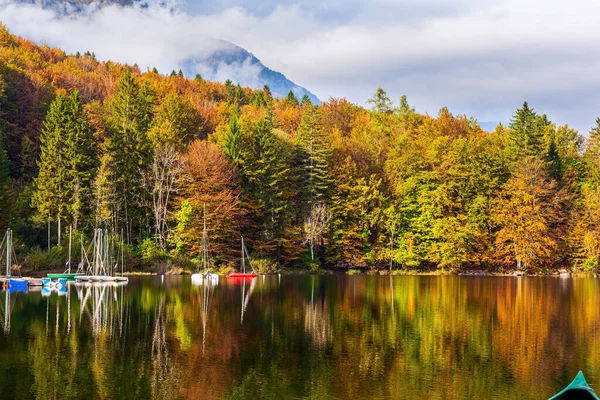 Magnífico Lago Con Agua Clara Está Rodeado Montañas Bosques Densos — Foto de Stock