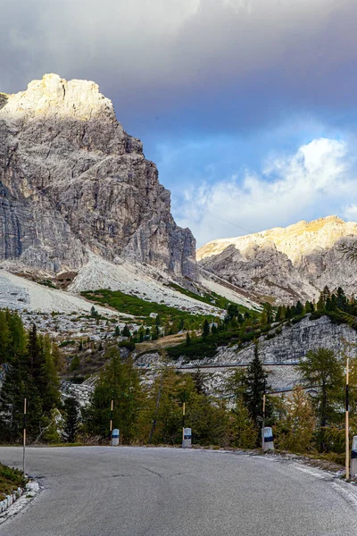 Široká Silnice Vede Přes Falzaregský Průsmyk Nádherné Pohoří Východních Alpách — Stock fotografie