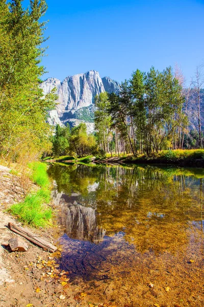 Lago Encantador Vale Yosemite Yosemite Park Está Localizado Nas Encostas — Fotografia de Stock