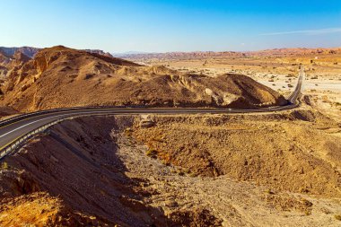 Otoyol Eilat 'ı ülkenin merkezine bağlar. Eilat Dağlarının çeşitliliği ve manzaralı güzelliği. Eilat çevresindeki dağlarda manzara oluşumları. 