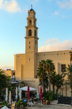 Katolik katedralinin çan kulesi. Yaşlı Yaffo, dünyanın en eski şehirlerinden biri. Tel Aviv 'de günbatımı. Etkin, bilgilendirici ve turizmin resmi