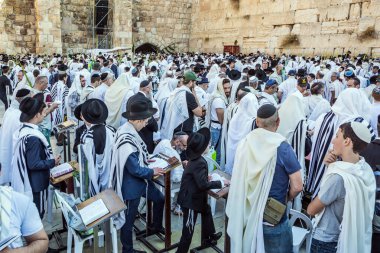 JERUSALEM, ISRAEL - 26 Eylül 2018: Cohanim 'in kutsaması. Batı yamacında dokunaklı bir tören. Batı Duvarı 'nda dua eden Yahudiler beyaz Talit' e sarılmış halde. Hac ve din kavramı 