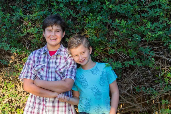 Two Boys Brothers Resting Green Summer Park Concept Portrait Advertising — Stock Photo, Image